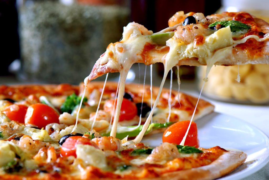 Pizza size lớn phủ đầy phô mai