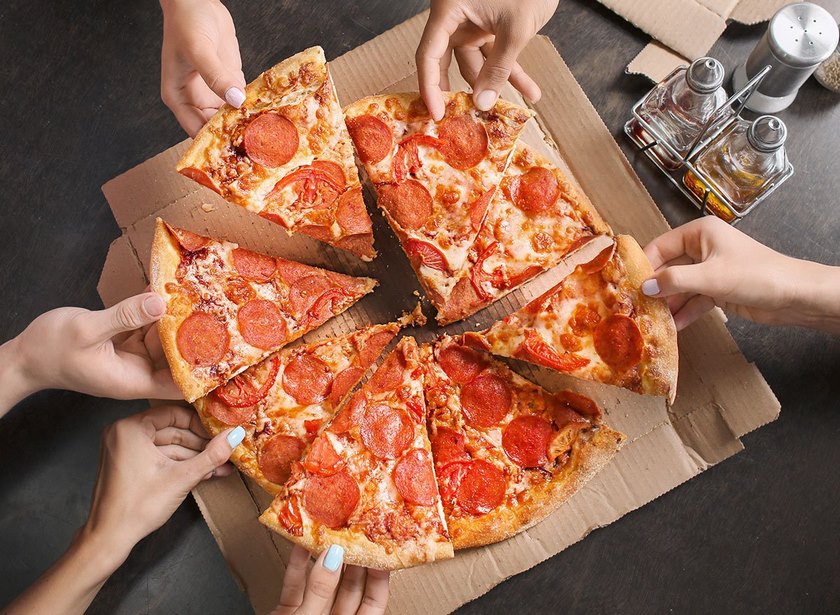 Pizza size lớn với nhiều phô mai và xúc xích