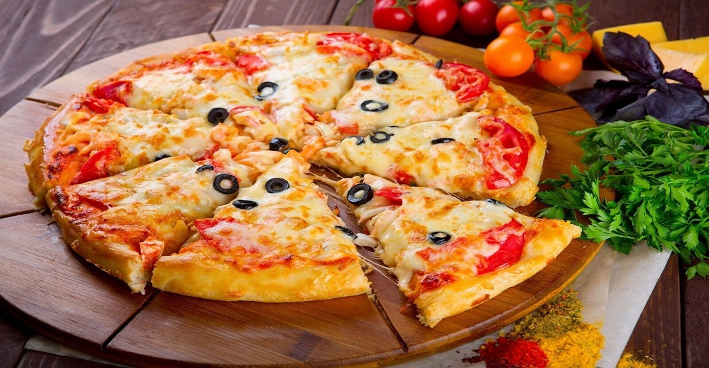 Pizza size vừa trên đế pizza lạnh nướng bằng lò pizza nướng củi